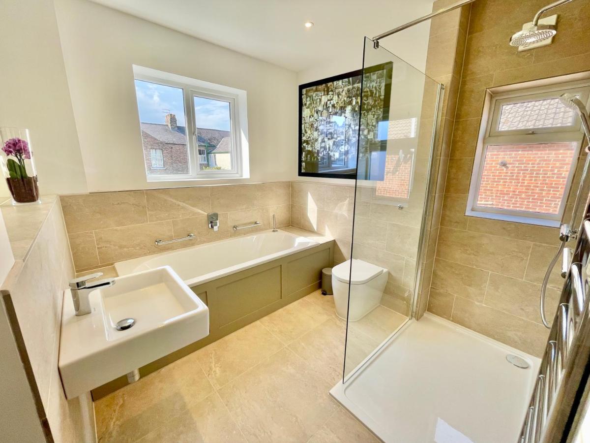 Central Townhouse With Free Off Road Parking And Garden York Exterior foto