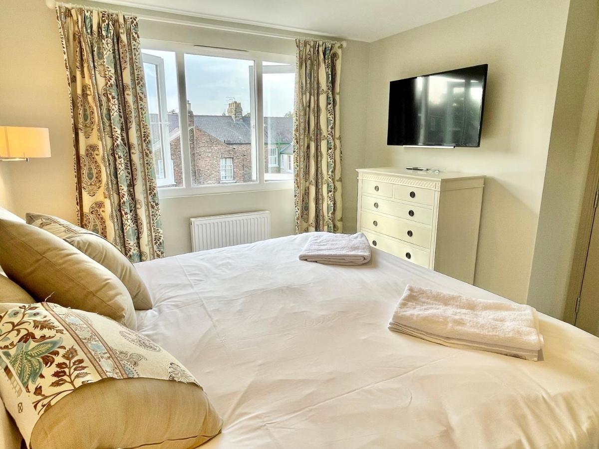 Central Townhouse With Free Off Road Parking And Garden York Exterior foto